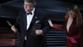 CINE. Arriba, Guillermo del Toro recoge el Oscar tras ser presentado por Emma Stone. Gary Oldman y Allison Janney posan con su premio. Sobre estas líneas, Jordan Peele. A la derecha, Meryl Streep felicita a Frances McDormand.