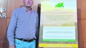 DIFUSIÓN. Luis Salas, concejal de Agricultura, junto al cartel de presentación de las jornadas formativas.