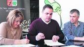 FIRMA. Rosa Marchal y Víctor Torres firman el convenio, junto al concejal de Agricultura, Emilio Torres. 