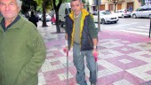 RECUPERACIÓN. Juan Pasadas camina por la Avenida de Andalucía detrás de su padre.