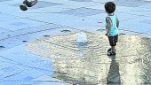 CALOR. Un niño pisa el agua en la Plaza de Santa María mientras que ve cómo una paloma quiere refrescarse.
