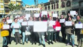 PROTESTA. Trabajadoras de la ayuda a domicilio, con carteles, se manifiestan en el acto del Día de la Mujer.
