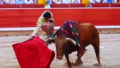 FAENA. El linarense Curro Díaz torea con la derecha en Pamplona.