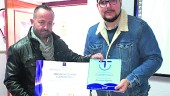 TURISMO. El concejal de Presidencia entrega el certificado al responsable de la empresa de transportes.