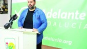 DISCURSO. Francisco Cazalilla expone a los medios las enmiendas de su partido a los presupuestos locales.