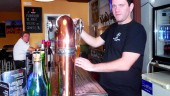 DESTREZA. El hostelero linarense Francisco Javier López tira una cerveza tras la barra de la Taberna Doñana. 
