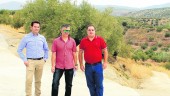 VISITA. Miguel Ángel Solano, Emilio Torres y Víctor Torres visitaron la finalización de la obra en Rompeserones.