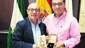 CAMINO. Antonio Porras entregándole a Francisco Huertas los presentes que recibió la asociación en Incio. 