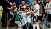 EUFORIA. Rojo se abraza con Leo Messi, rodeados de todos los jugadores de la selección argentina.