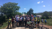 INFRAESTRUCTURA. Reyes y Martín, en el centro, junto con diputados, concejales y ciclistas del municipio.
