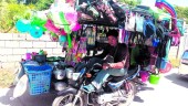 TODO A MANO. Un jaenero de Filipinas, allí llamados jaenians, dedica todo el día a vender de todo barrio a barrio en una ciudad de 67.000 habitantes.