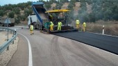 Operarios de la empresa trabajan en el asfalto de una carretera.