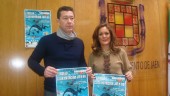 Óscar Valverde y Rosario Morales de Coca posan con el cartel del trofeo.