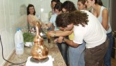 FORMACIÓN. Mujeres jóvenes participan en un curso especializado para la extracción de aceites esenciales de la flora andaluza. 
