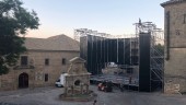 MONTAJE. La Plaza de Santa María de Baeza acondiciona sus gradas días previos al concierto de Joan Manuel Serrat.