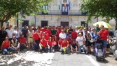 ANFITRIÓN. El alcalde alcalaíno, Carlos Hinojosa, con participantes en el encuentro de aficionados a las Vespa, a las puertas del Ayuntamiento.