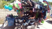 LA FOTOGRAFÍA DE JUAN ESPEJO. Un vendedor porta todo tipo de productos en su triciclo, con el que recorre todos los barangayes del municipio del Jaén filipino. 