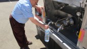 RUTINA. Un vecino de Arquillos llena una botella con agua procedente de camión cisterna estacionado cerca del cuartel de la Guardia Civil.