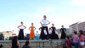 DIVERSIÓN. Dos escuelas de danza de la capital ofrecieron un espectáculo en la feria. 
