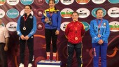 ÉXITO. Andrea Molina, segunda por la derecha, exhibe la medalla de bronce conseguida.
