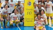 ÉXITO. La plantilla del Martos FS posa con las camisetas de campeonas y un cartel de recuerdo a Natalia.
