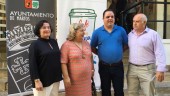 acto público. Teresa Frontán, Clara Aguilera, Víctor Torres y el delegado de Agricultura, Juan Balbín.