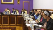 PLENO. El alcalde escucha a Mercedes Gámez, del PSOE. 