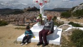 dedicación. Dolores Contreras, con su nieta, junto a la cruz del Rayo, que domina el casco urbano.