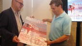 APOYO. El diputado Manuel Fernández y el alcalde de Chiclana, Santiago Rodríguez, comentan el cartel. 