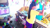 LA TIENDA. Puesto callejero permanente de venta de fruta y verdura en la carretera principal de entrada a Jaén de Filipinas, atendido por una niña.