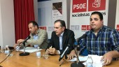 política. Jacinto Viedma, Valeriano Gómez y Víctor Torres, durante la celebración del coloquio del PSOE sobre las pensiones.