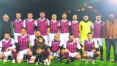 RECUERDO. El mítico equipo, a la derecha, y el combinado que conmemora los veinte años de la consecución de la Copa Diputación de fútbol.
