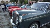 EVENTO. La plaza de España acogió a multitud de vehículos antiguos, mientras lo visitaban los vecinos.