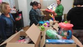 COLABORACIÓN. Voluntarios de la Asociación Nueva Acrópolis empaquetan los juguetes en la campaña del año pasado.