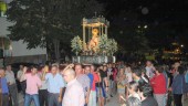 PROCESIÓN. Hombres y mujeres portan el trono de la Virgen de la Cabeza de la Hoya del Salobral. 