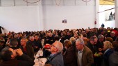 LLENO. Numerosas personas disfrutan del almuerzo servido en la jornada central de la Fiesta del Espárrago, promovida por el Ayuntamiento con el apoyo de la Diputación.