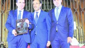 Carlos Rosales, con el premio Jiennense del Año 2015 en las manos, el consejero de Fomento y Fomento, Felipe López, y Alejandro Rosales. 