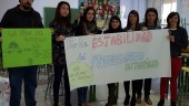 Descontento. Profesores interinos de la Sierra de Segura protestan por la estabilidad precaria de su trabajo.