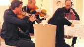 PUESTA DE LARGO. Actuación del sexteto de cuerda de la Orquesta Ciudad de Granada en el Hotel Palacio de Úbeda, arropada por decenas de asistentes.