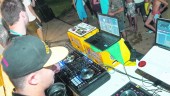 MÚSICA. Uno de los DJ’s de la “Reggae Pool Party” ante un público entregado en las piscinas municipales.