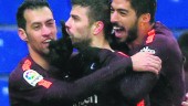 CELEBRACIÓN. Busquets y Luis Suárez abrazan a Piqué que manda callar a la afición tras marcar un gol.