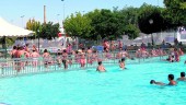 VERANO. Vecinos disfrutan de la piscina municipal durante el verano. 