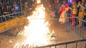 TRADICIÓN. Asistentes a la quema de doña Sardina en la plaza de toros.
