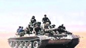 FRONTERA. Un carro de combate opera en territorio sirio.