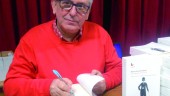 LITERATURA. Marcos Serrano, durante la firma de ejemplares.