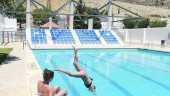 PISCINAS. Dos usuarias disfrutan de la piscina de verano de El Tomillo.