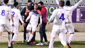 EUFORIA. Los jugadores del Real Jaén felicitan a Mario Martos y celebran con él el gol de la victoria.