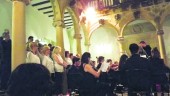 APLAUSO. La Orquesta y Coro Castulum de Linares, en el patio de columnas del castillo. 