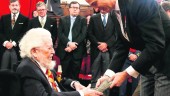 GALARDÓN. Fernando del Paso recibe la medalla de manos del Rey Felipe VI.