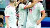 alegría. Diego Costa, que ya acredita tres goles en el Mundial de Rusia, es felicitado por Andres Iniesta y Jordi Alba. El colegiado anuló un gol a Irán en un partido en el que España fue animada por dos mil aficionados.